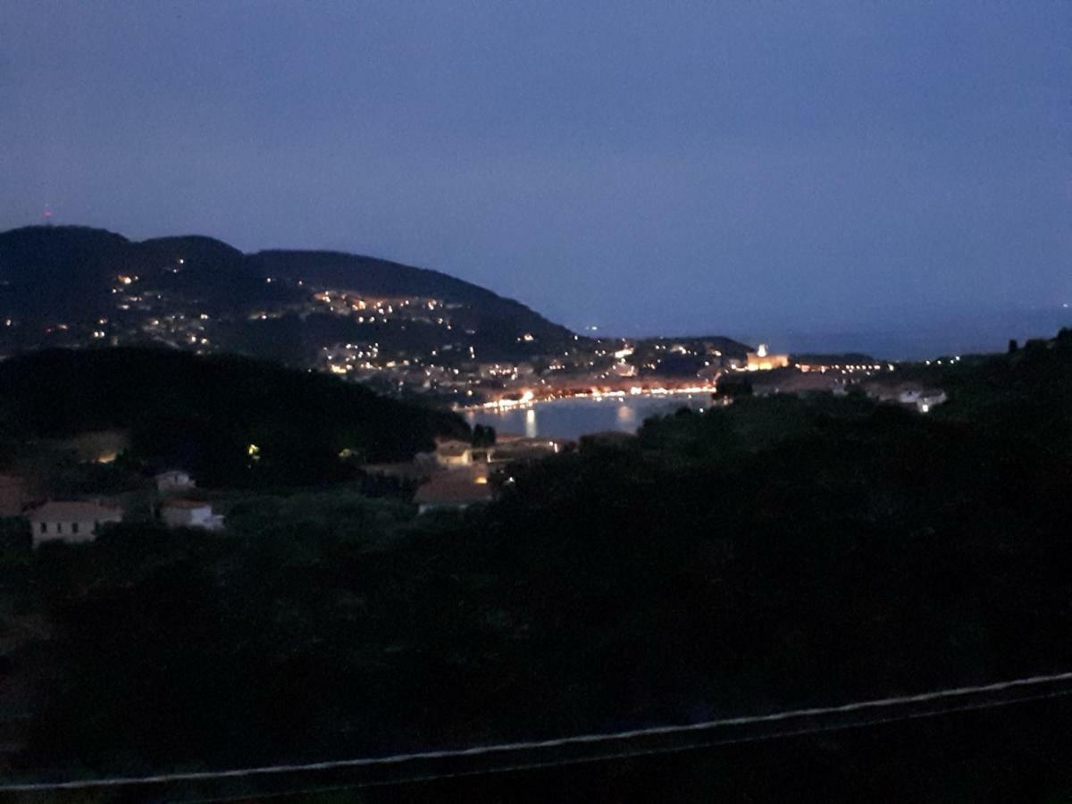 Casa Vacanze P&G. Colline, Mare, Relax 斯培西亚 外观 照片